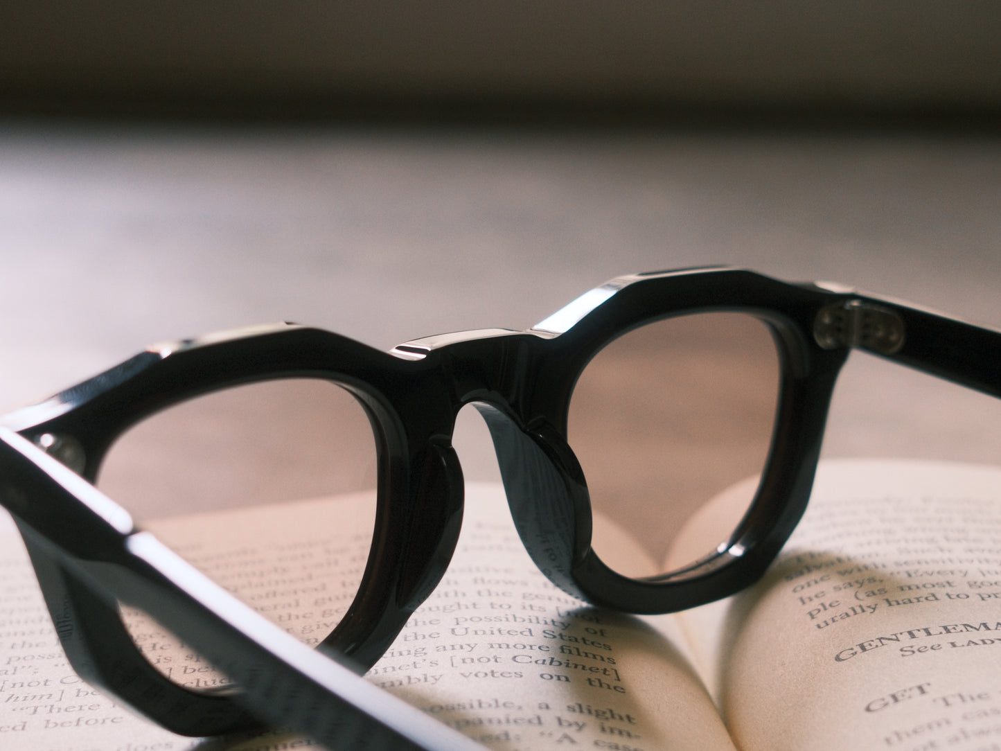corner : French Arnel / Record Black