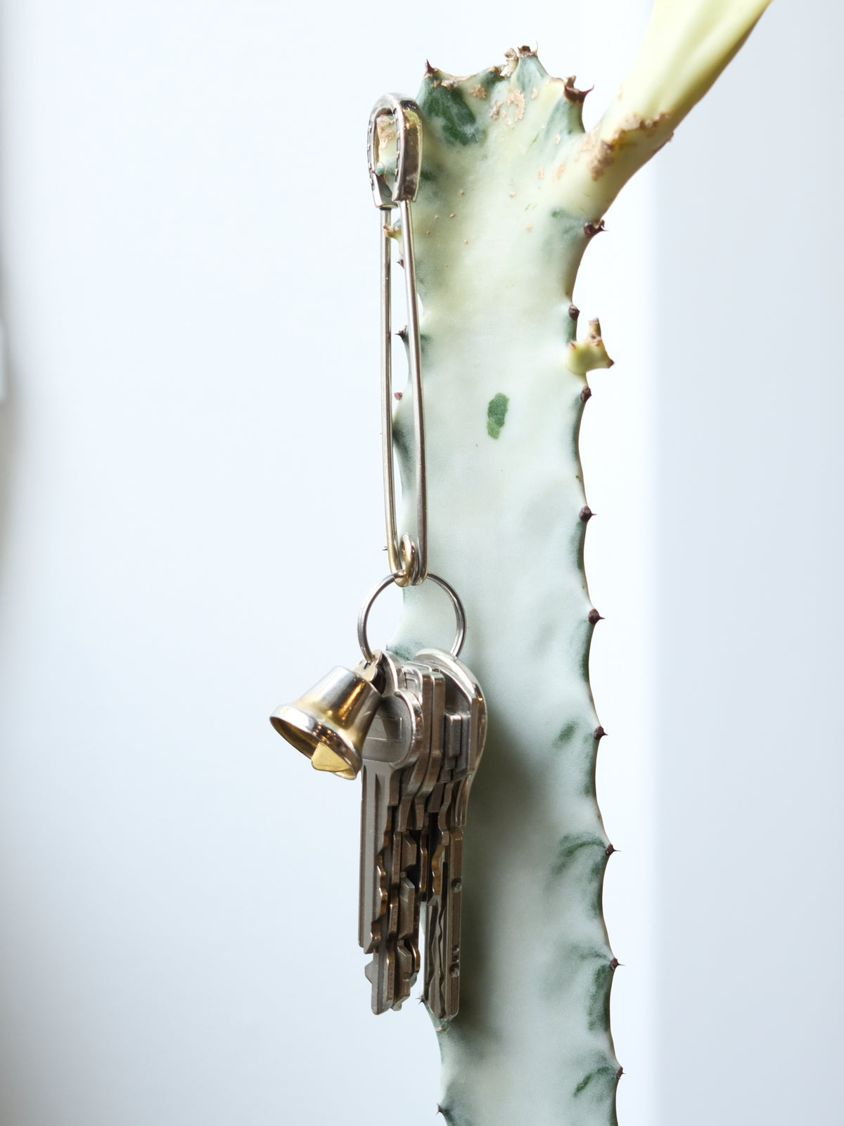 The Letters : HORSESHOE QUILT PIN