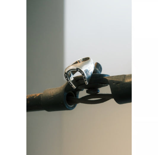 The Letters : HORSESHOE SIGNET RING