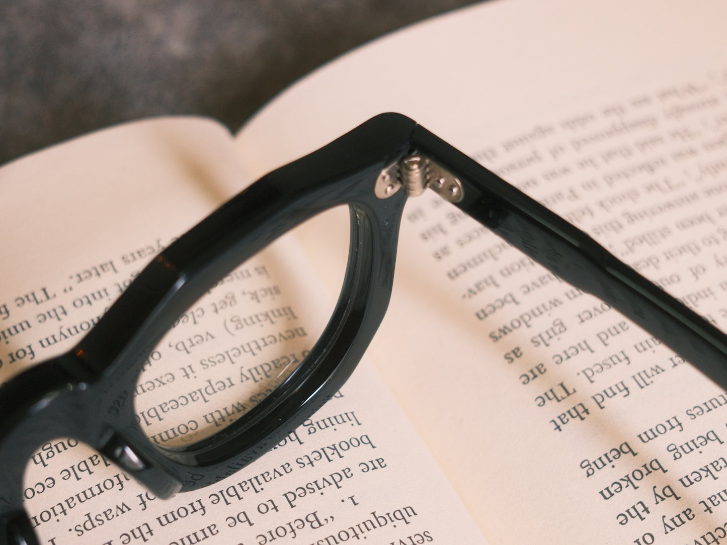 corner : French Arnel / Record Black