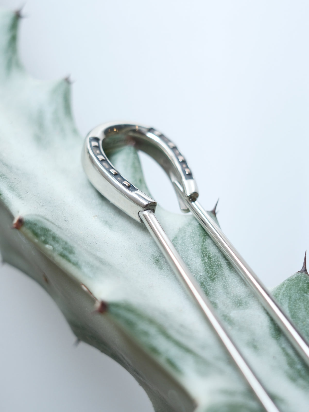 The Letters : HORSESHOE QUILT PIN