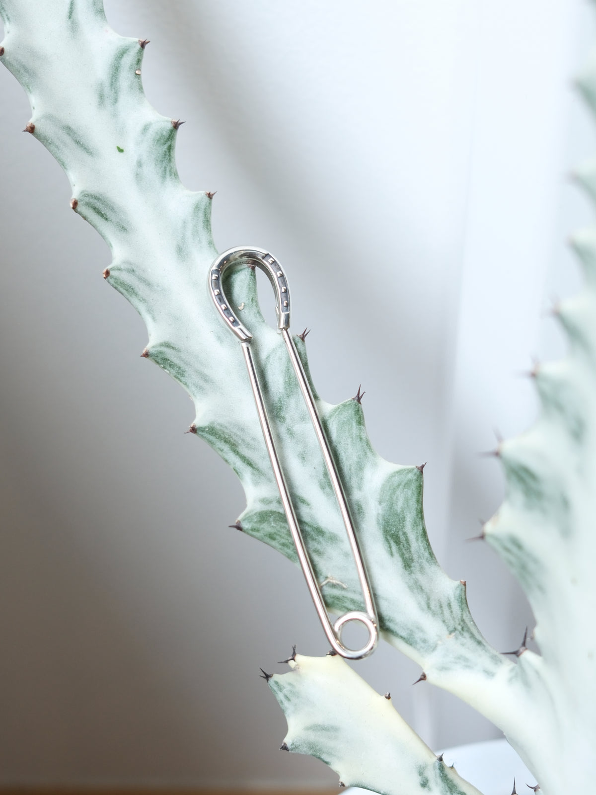 The Letters : HORSESHOE QUILT PIN