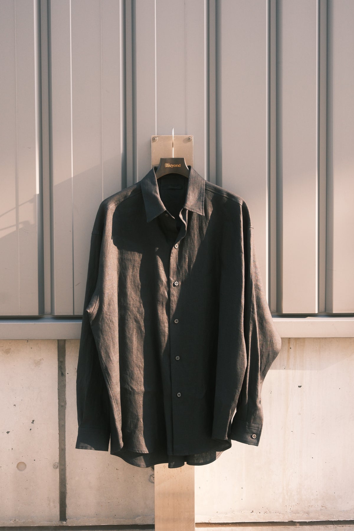 JUHA：EX.SURFACE DYED LINEN SHIRT / BLACK