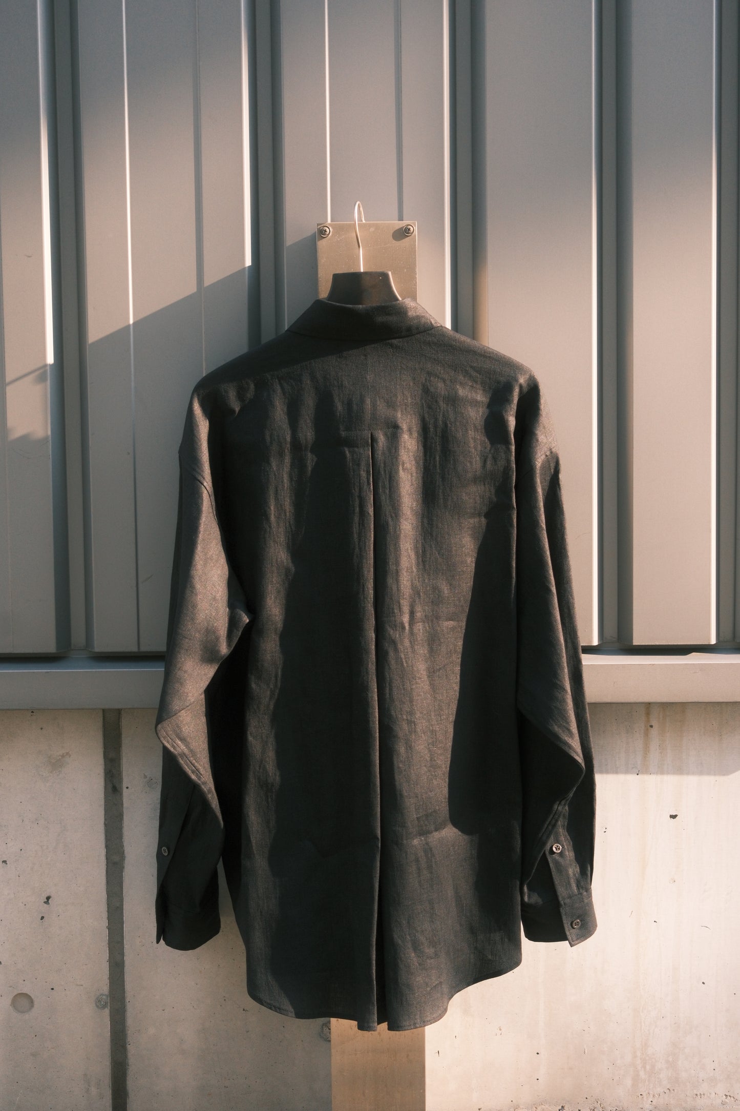 JUHA：EX.SURFACE DYED LINEN SHIRT / BLACK