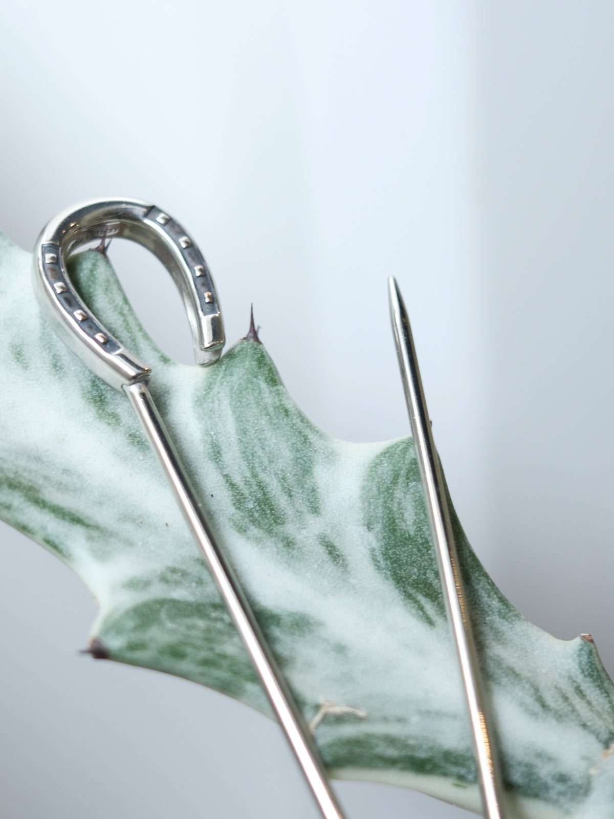 The Letters : HORSESHOE QUILT PIN