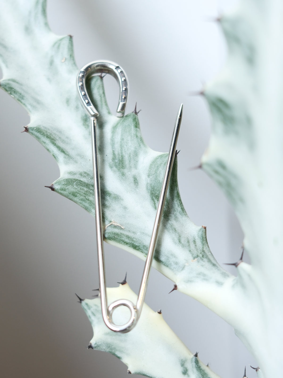 The Letters : HORSESHOE QUILT PIN