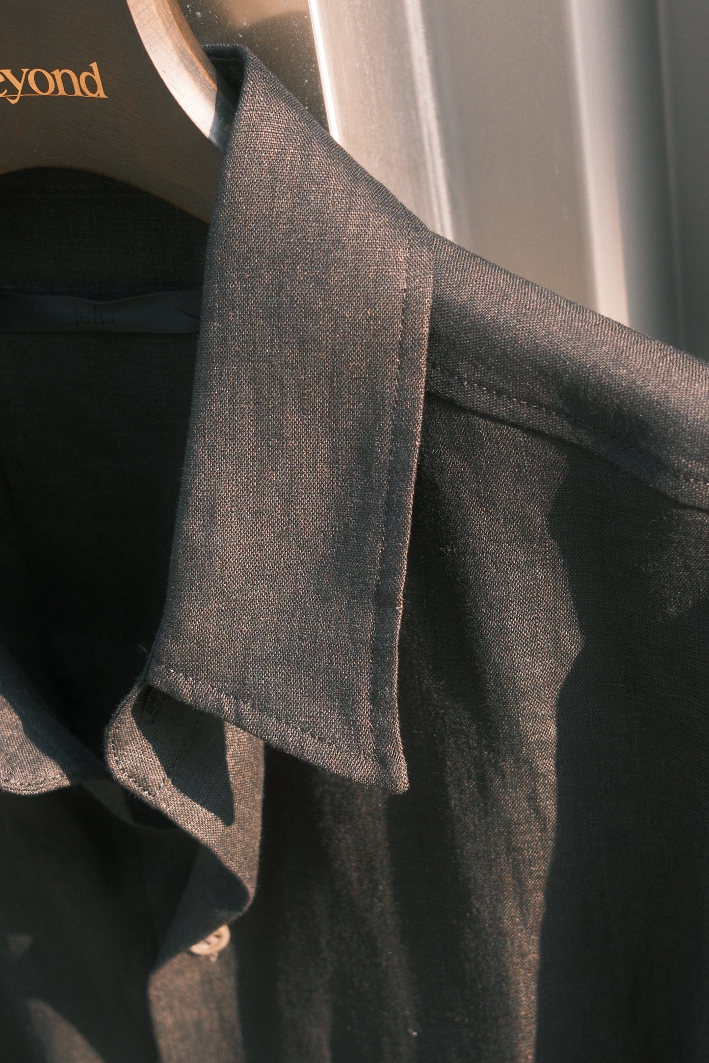 JUHA：EX.SURFACE DYED LINEN SHIRT / BLACK