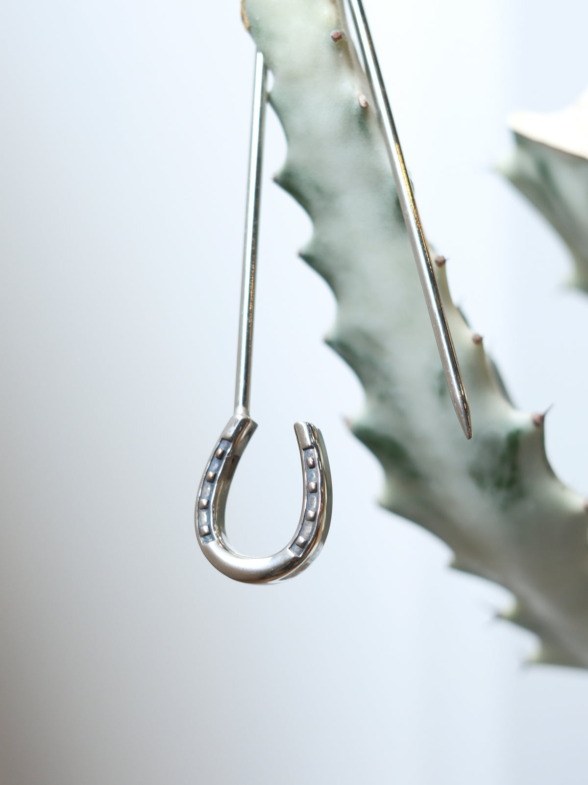 The Letters : HORSESHOE QUILT PIN