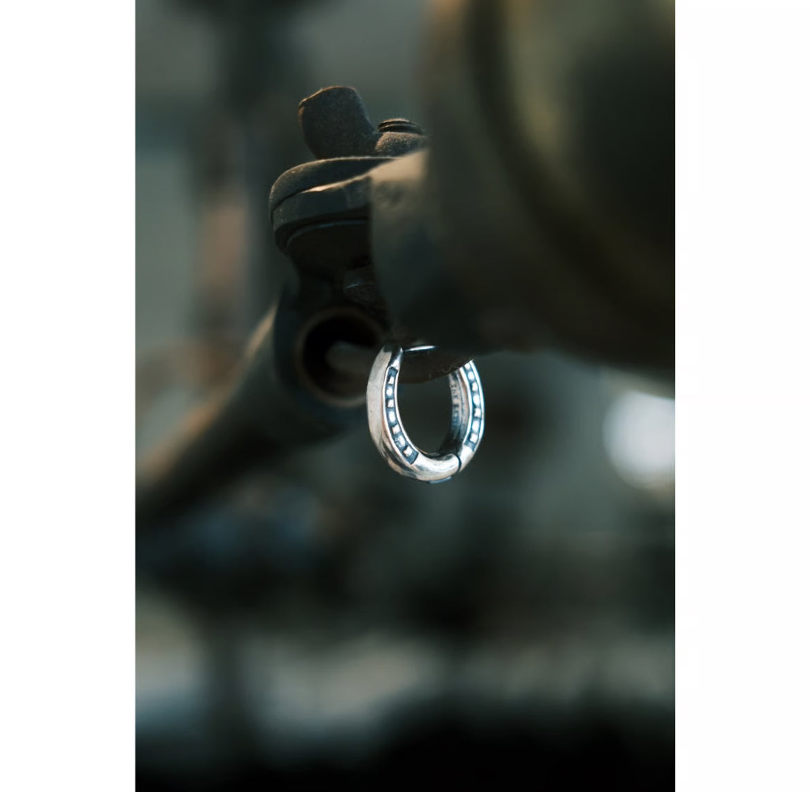 The Letters : HORSESHOE EARRING