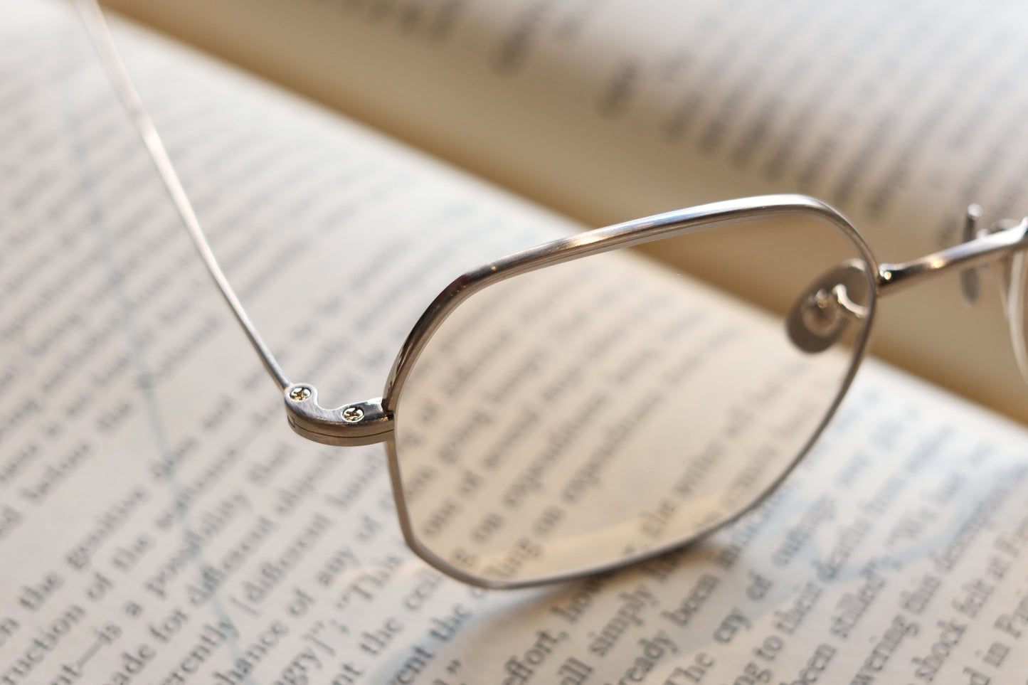 corner : Brautigan / Mat gold