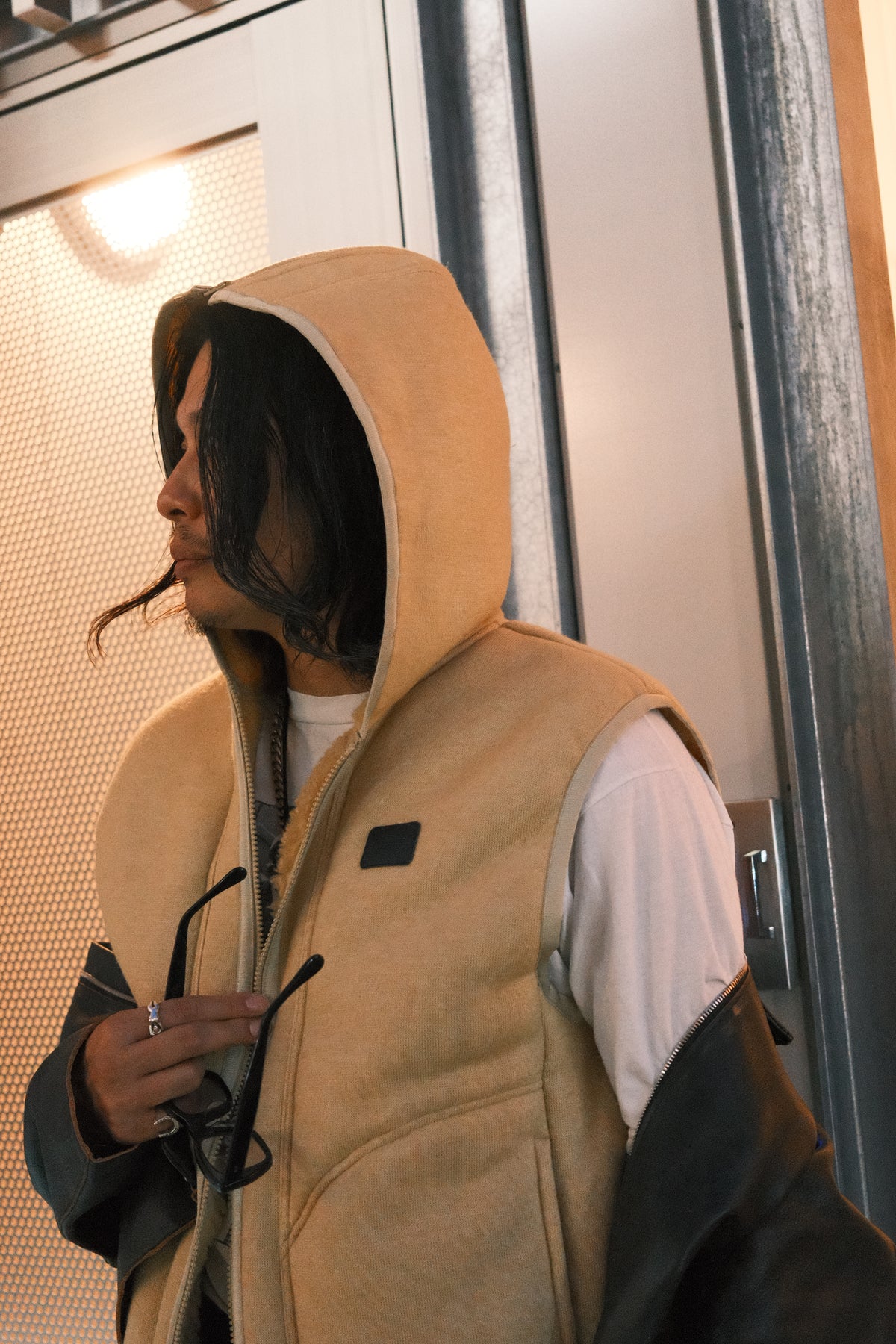 JOHN MASON SMITH / JANE SMITH : POLYESTER BOA FLEECE REVERSIBLE ZIP UP HOODED VEST