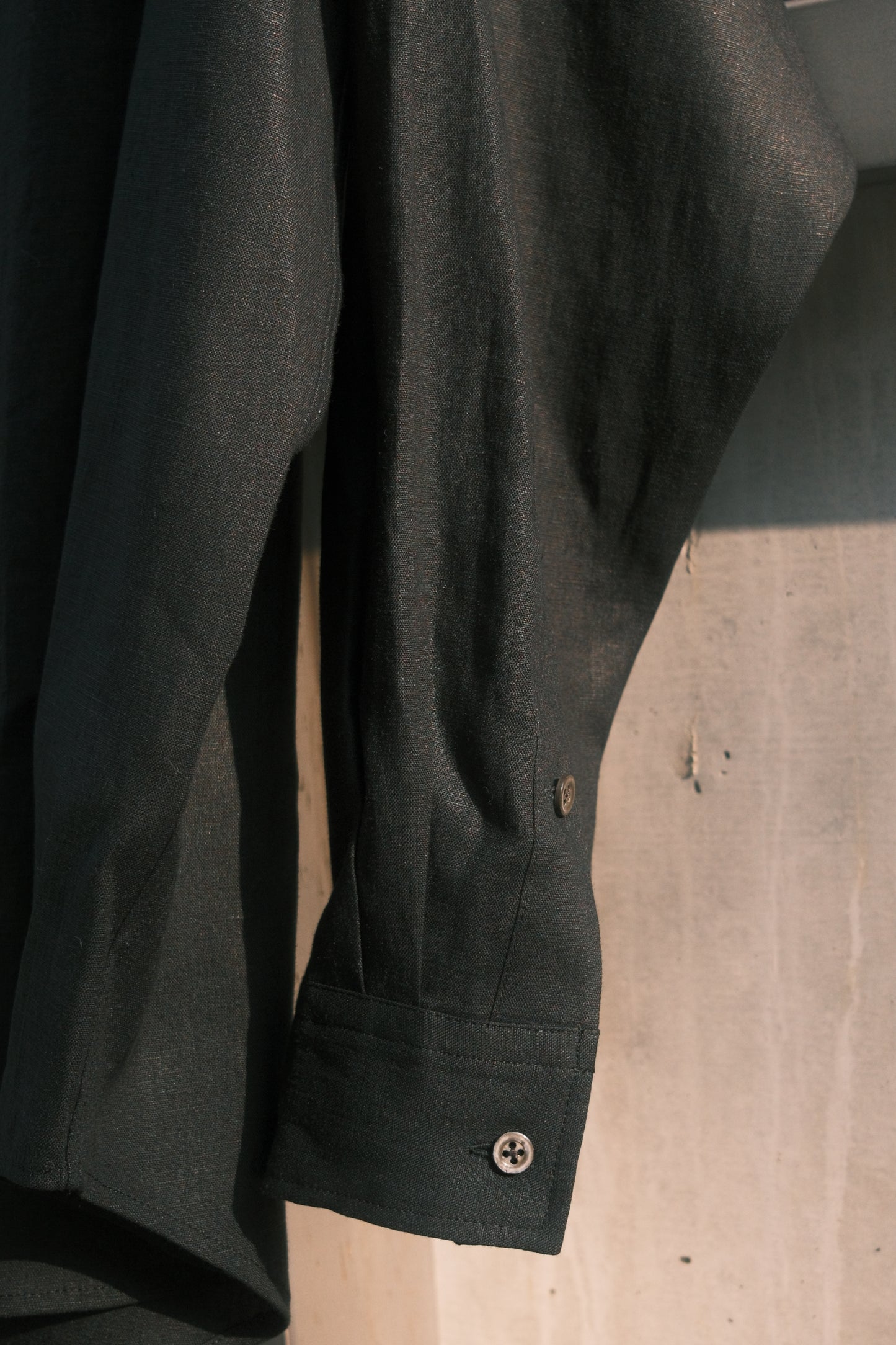 JUHA：EX.SURFACE DYED LINEN SHIRT / BLACK