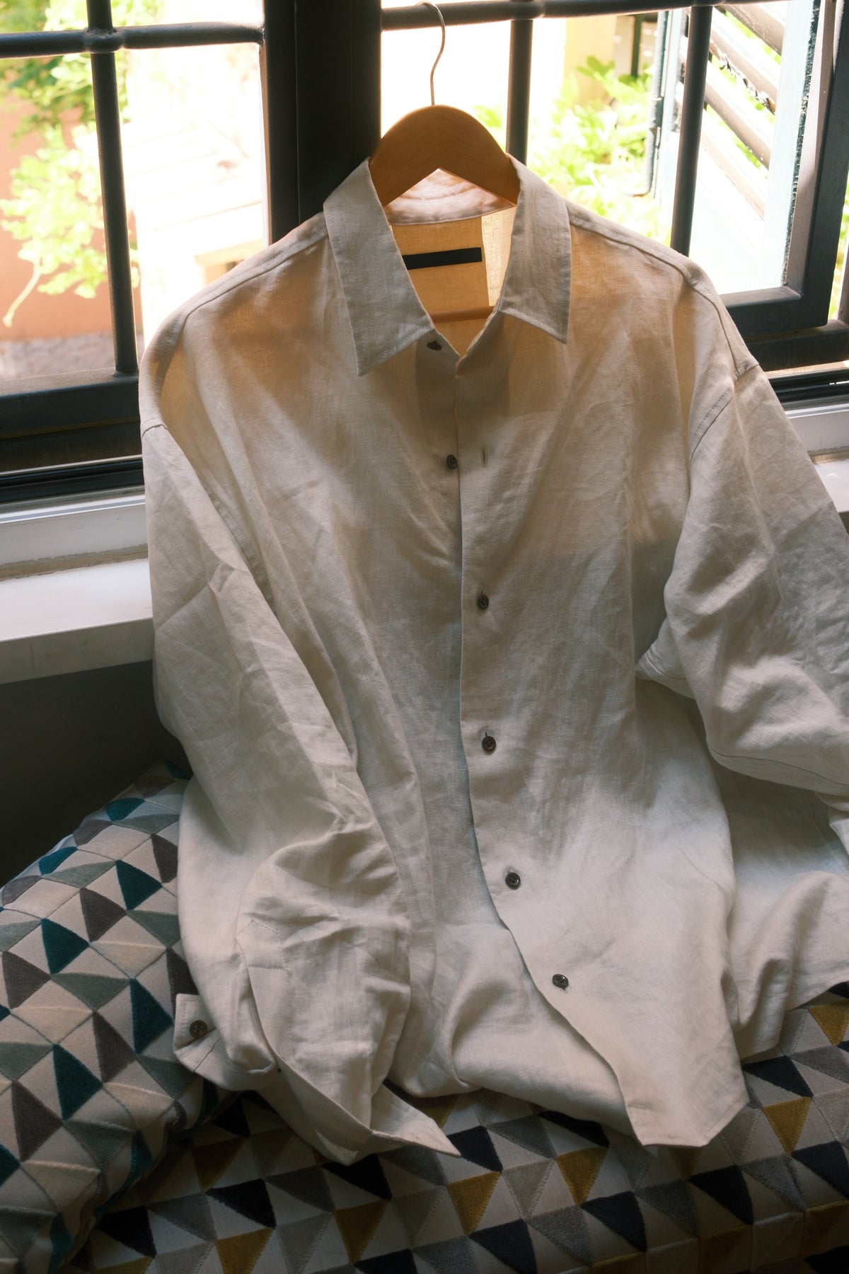 JUHA: EX.SURFACE DYED LINEN SHIRT / WHITE