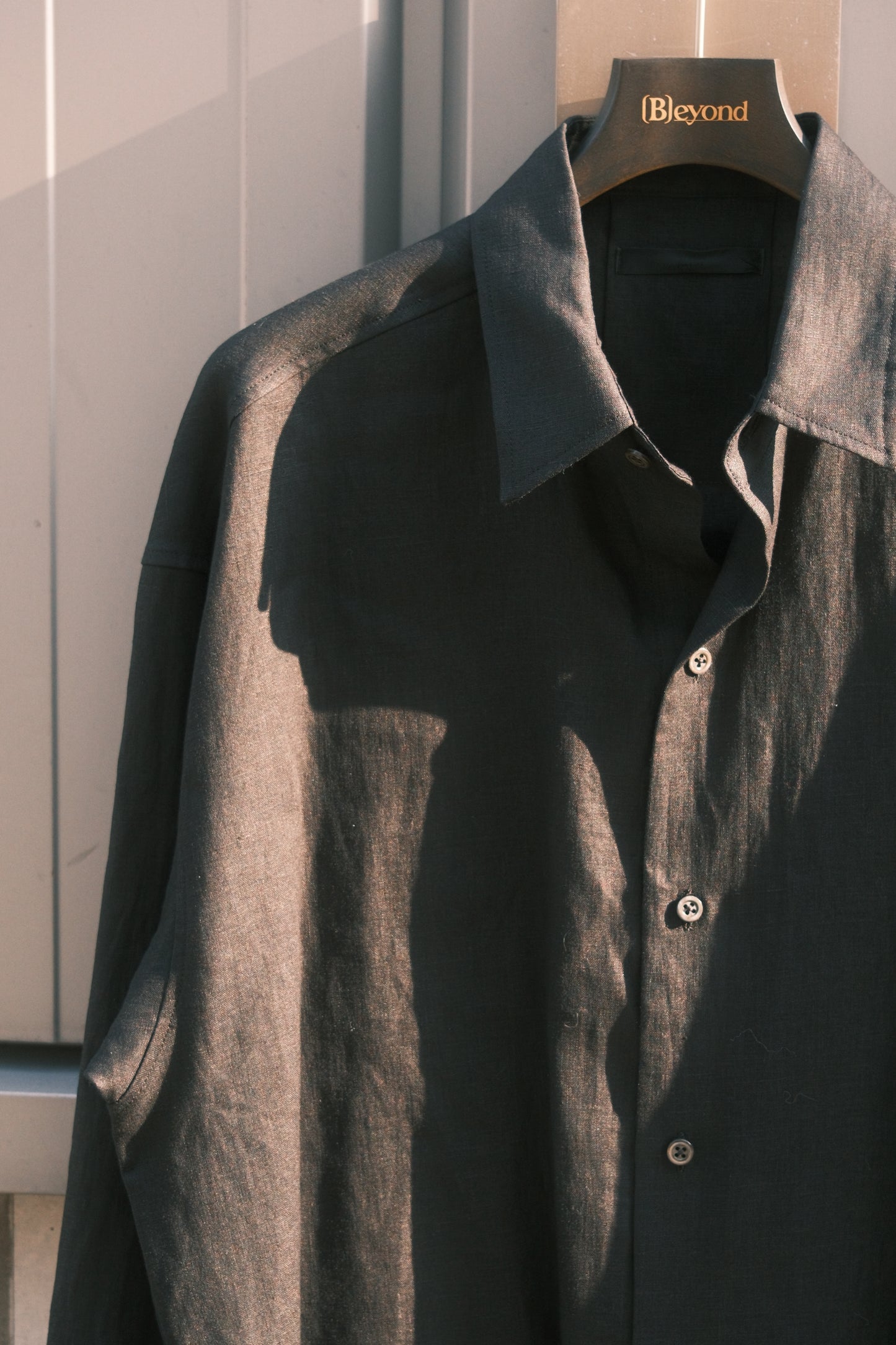 JUHA：EX.SURFACE DYED LINEN SHIRT / BLACK