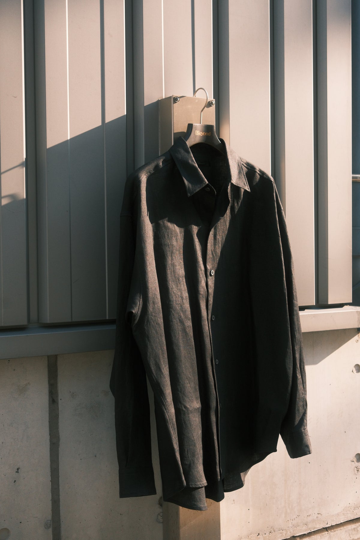 JUHA：EX.SURFACE DYED LINEN SHIRT / BLACK